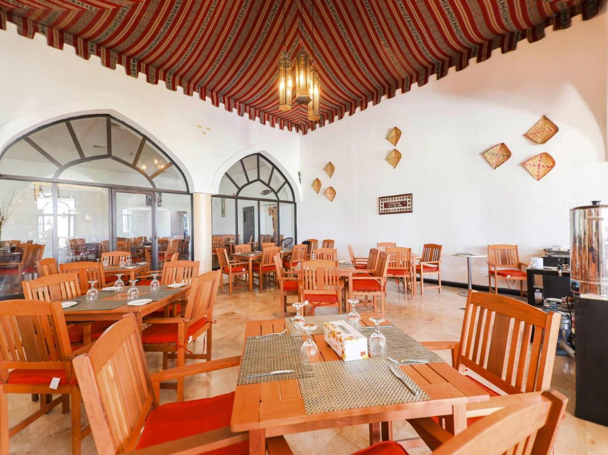Capital O133 Al Sawadi Beach Resort & Spa Barka Exterior photo