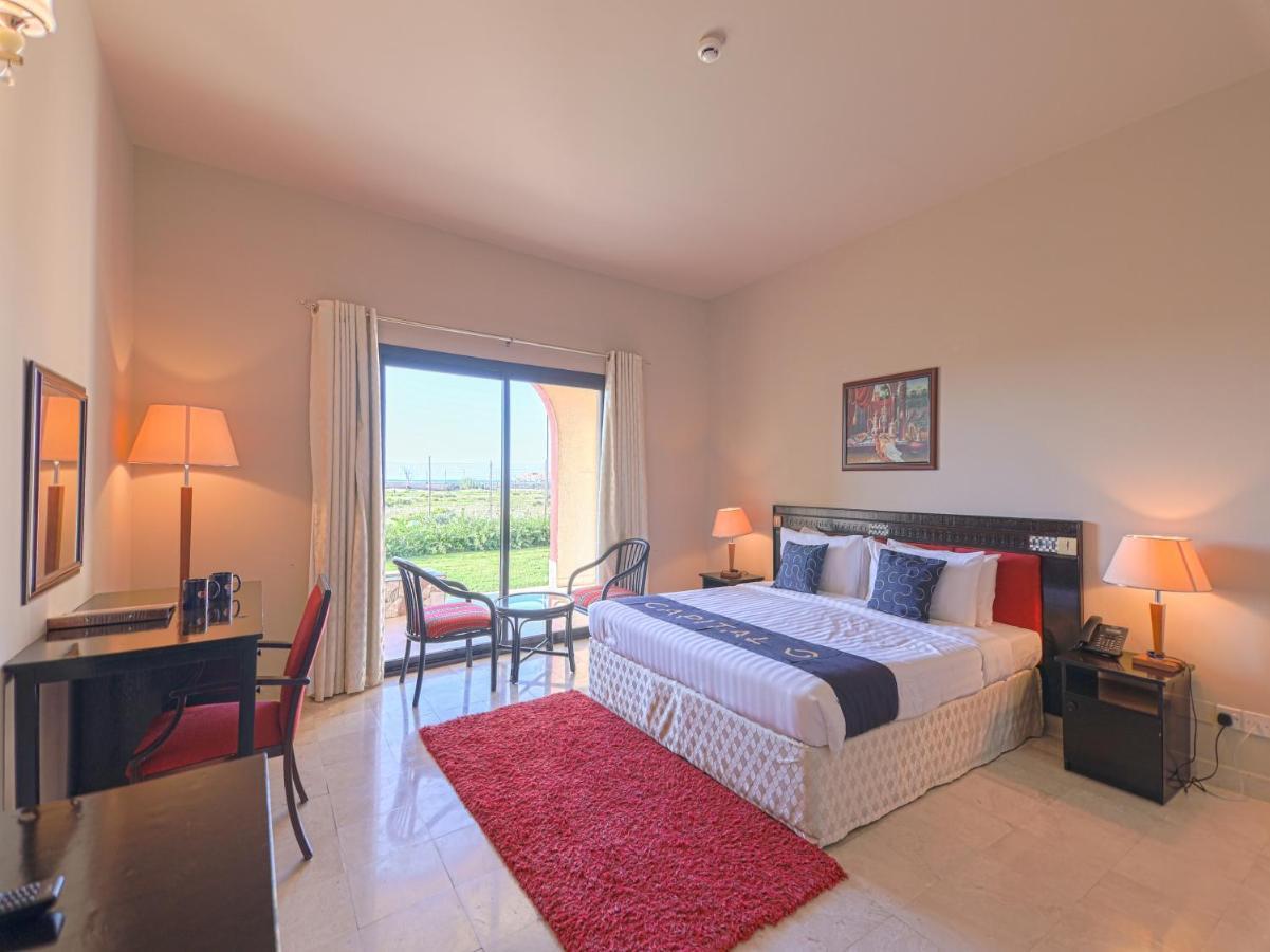 Capital O133 Al Sawadi Beach Resort & Spa Barka Exterior photo