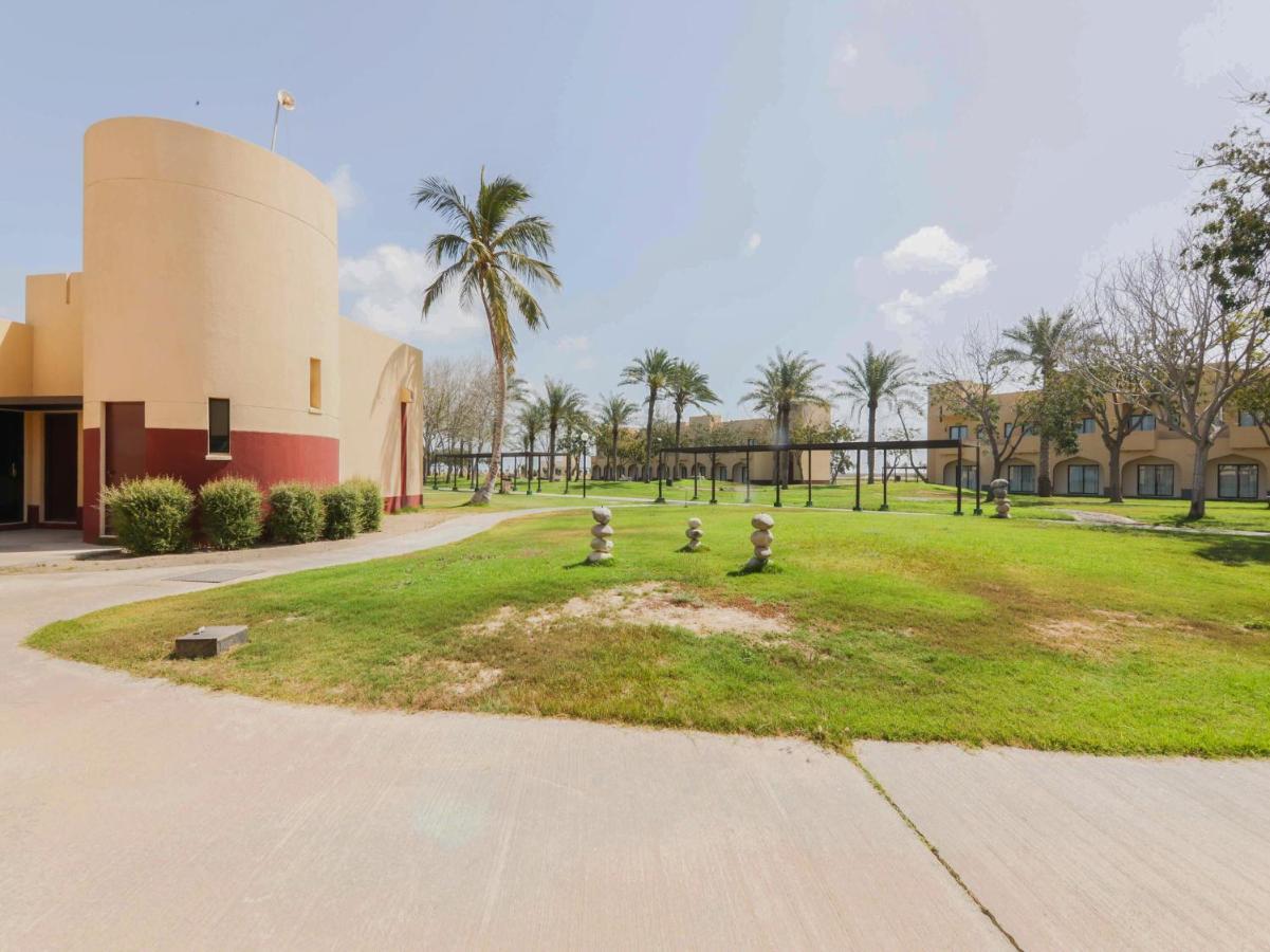 Capital O133 Al Sawadi Beach Resort & Spa Barka Exterior photo