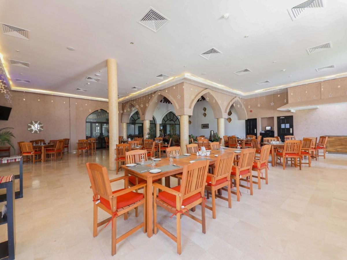 Capital O133 Al Sawadi Beach Resort & Spa Barka Exterior photo